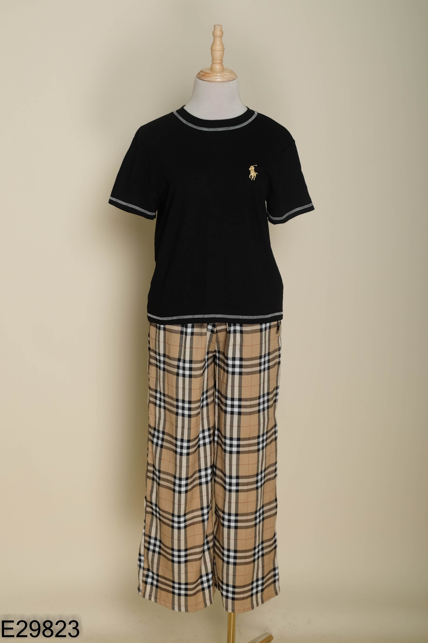 NEWTAG SET Áo thun đen + quần dài nâu kẻ