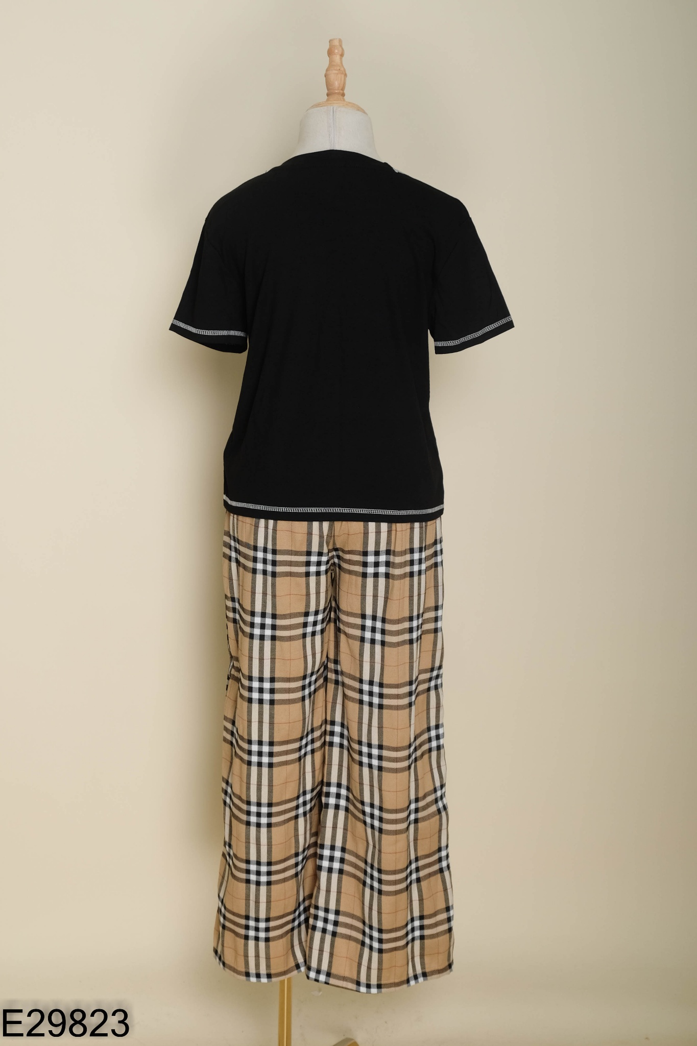 NEWTAG SET Áo thun đen + quần dài nâu kẻ