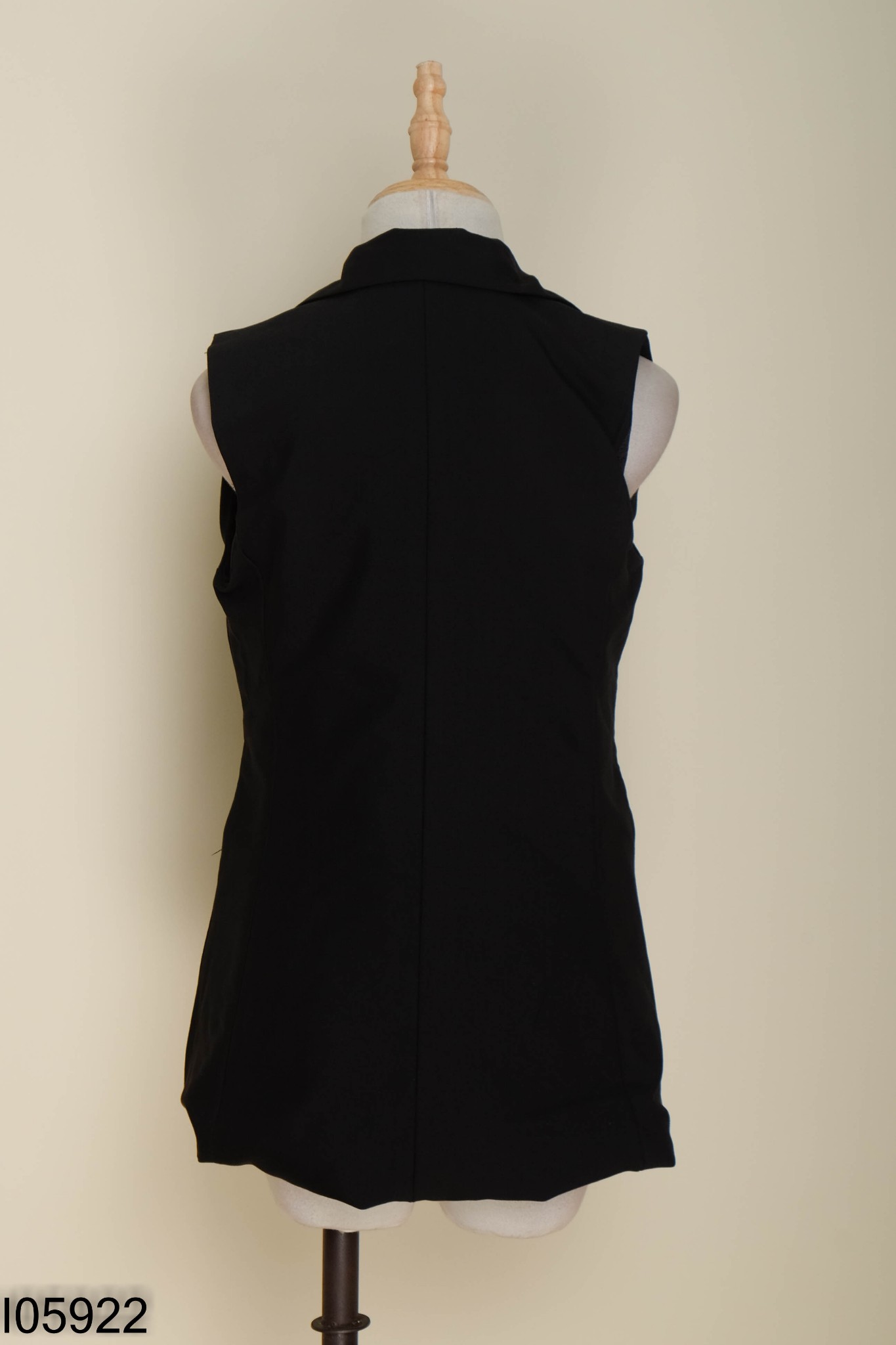 Áo đen sát nách cổ vest