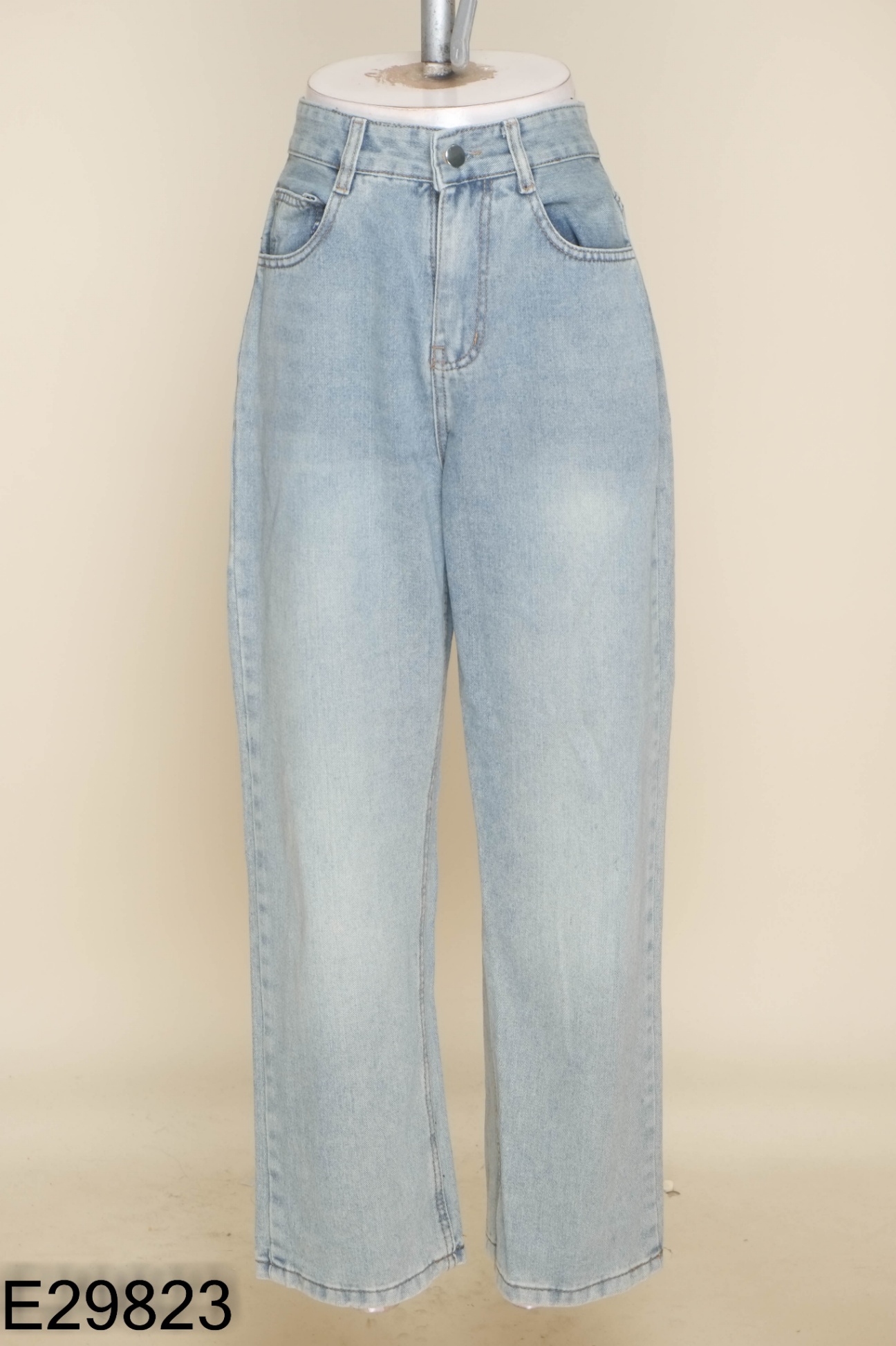Quần jeans xanh nhạt