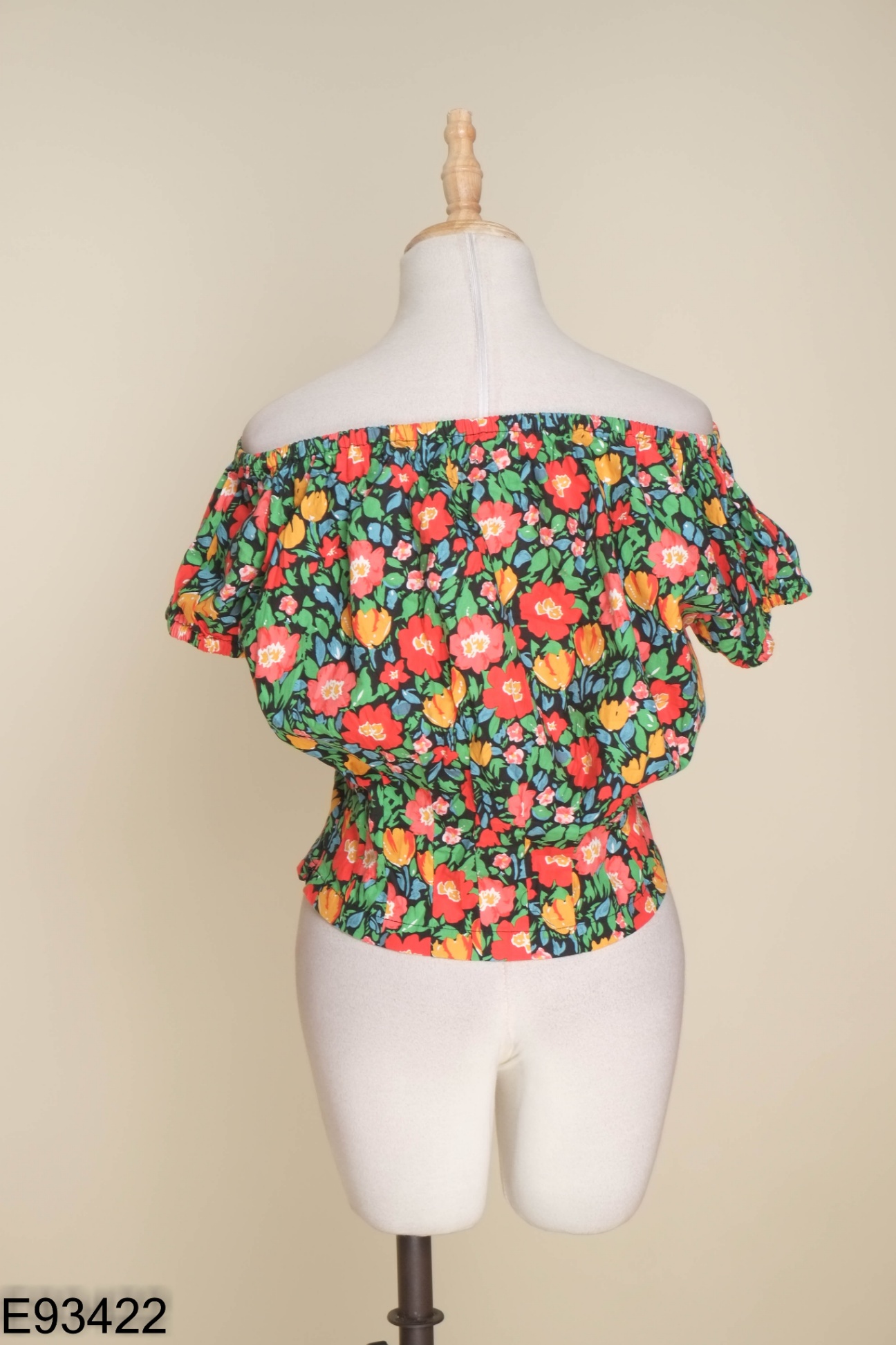 Áo IVY MODA nền đen hoa đỏ xanh