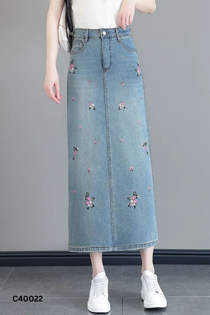 Chân váy jeans xanh thêu hoa