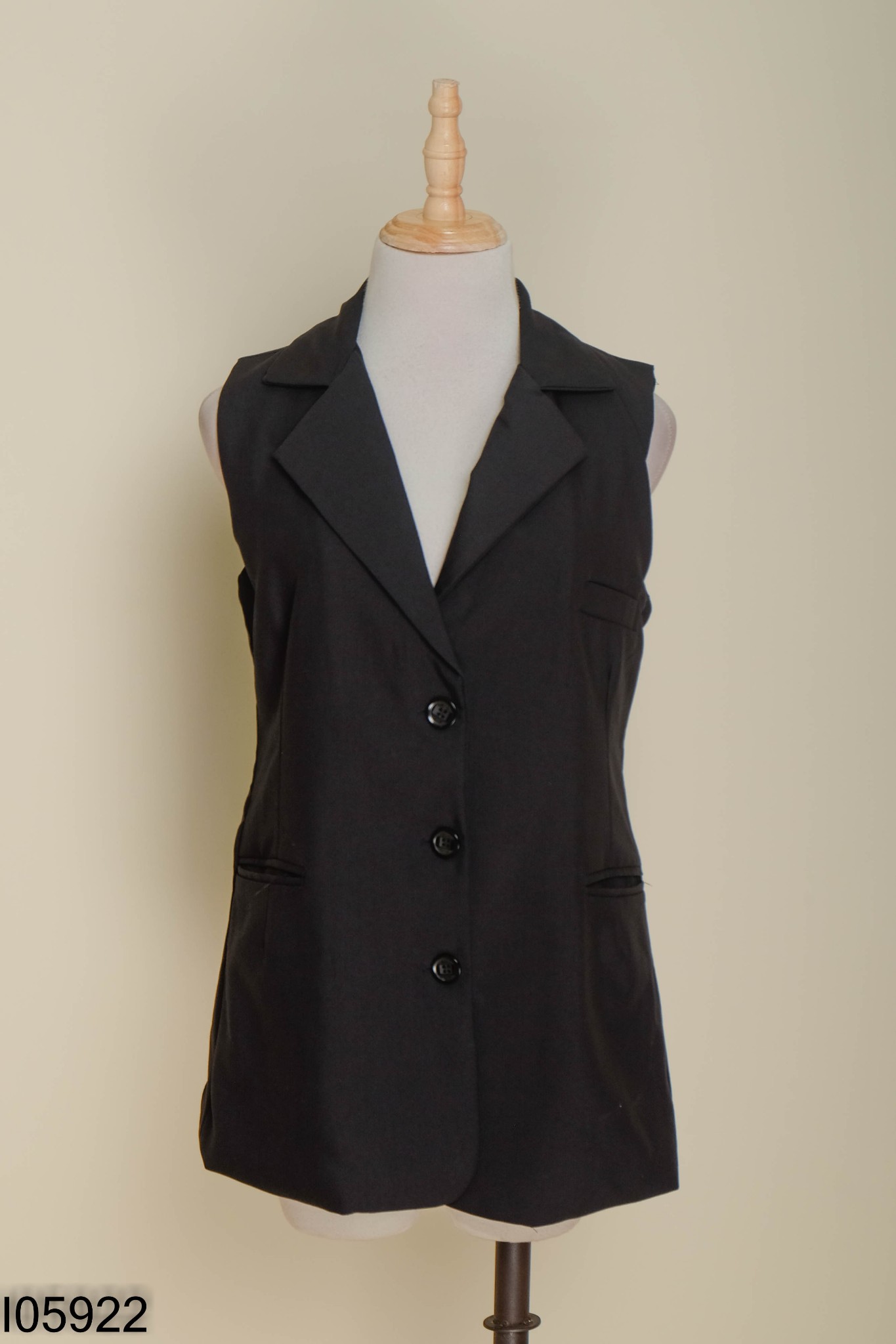 Áo đen sát nách cổ vest