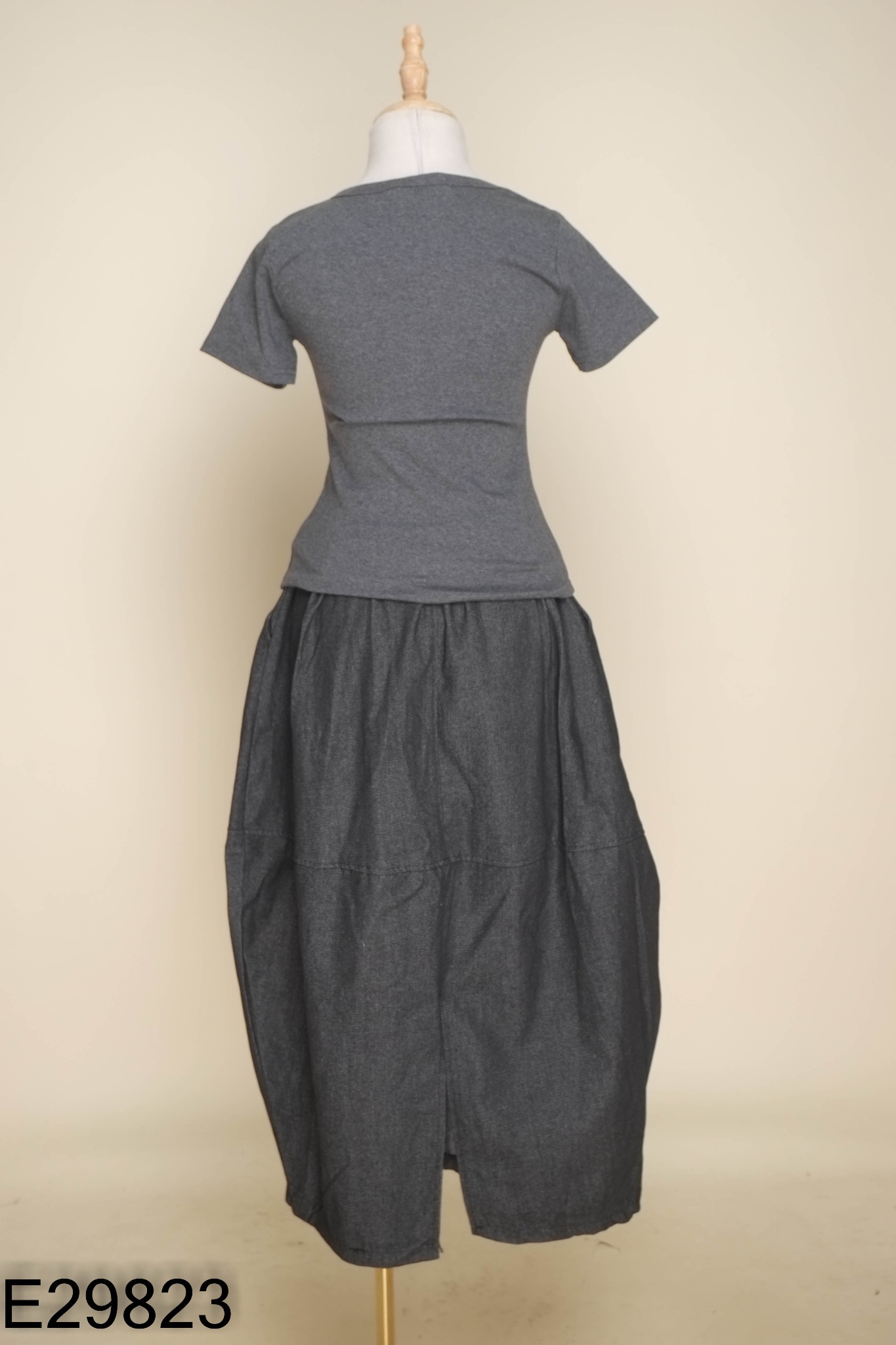 SET Áo thun xám + chân váy jeans đen