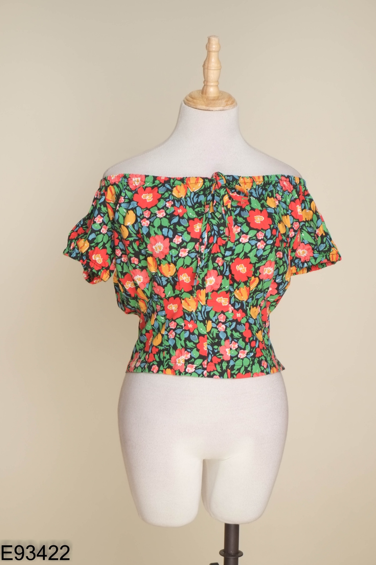 Áo IVY MODA nền đen hoa đỏ xanh