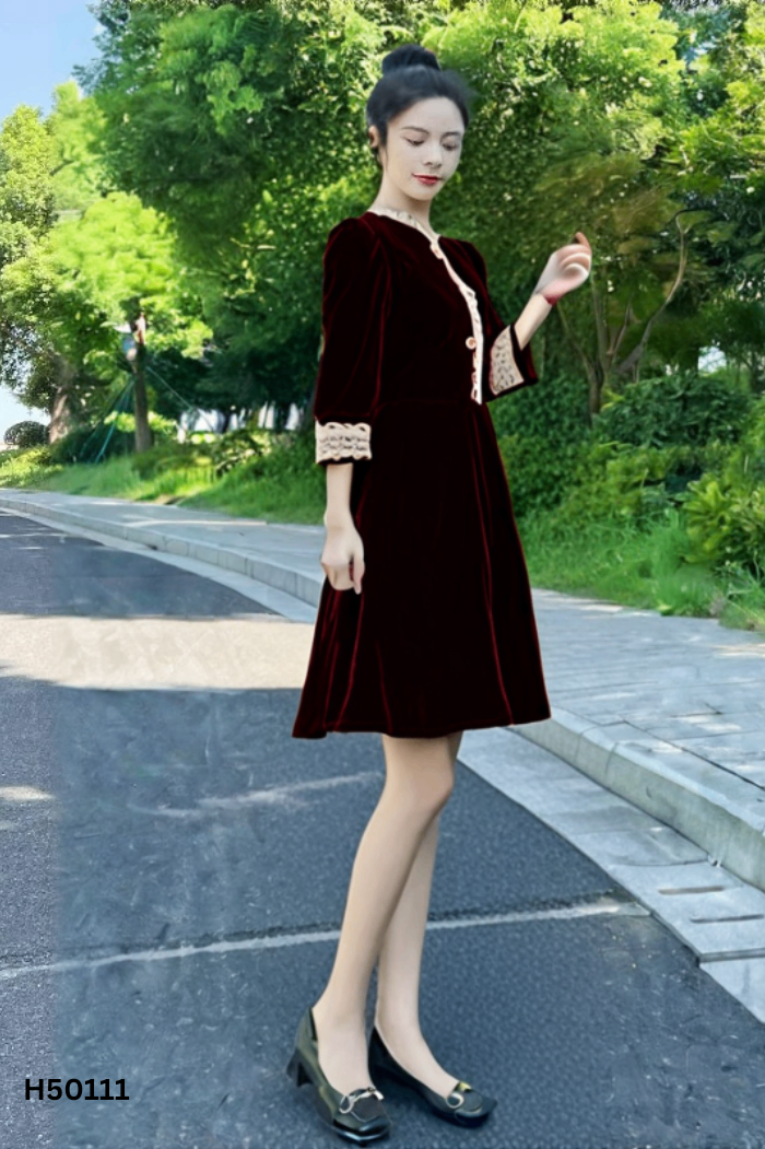 Váy nhung nâu cúc ngọc