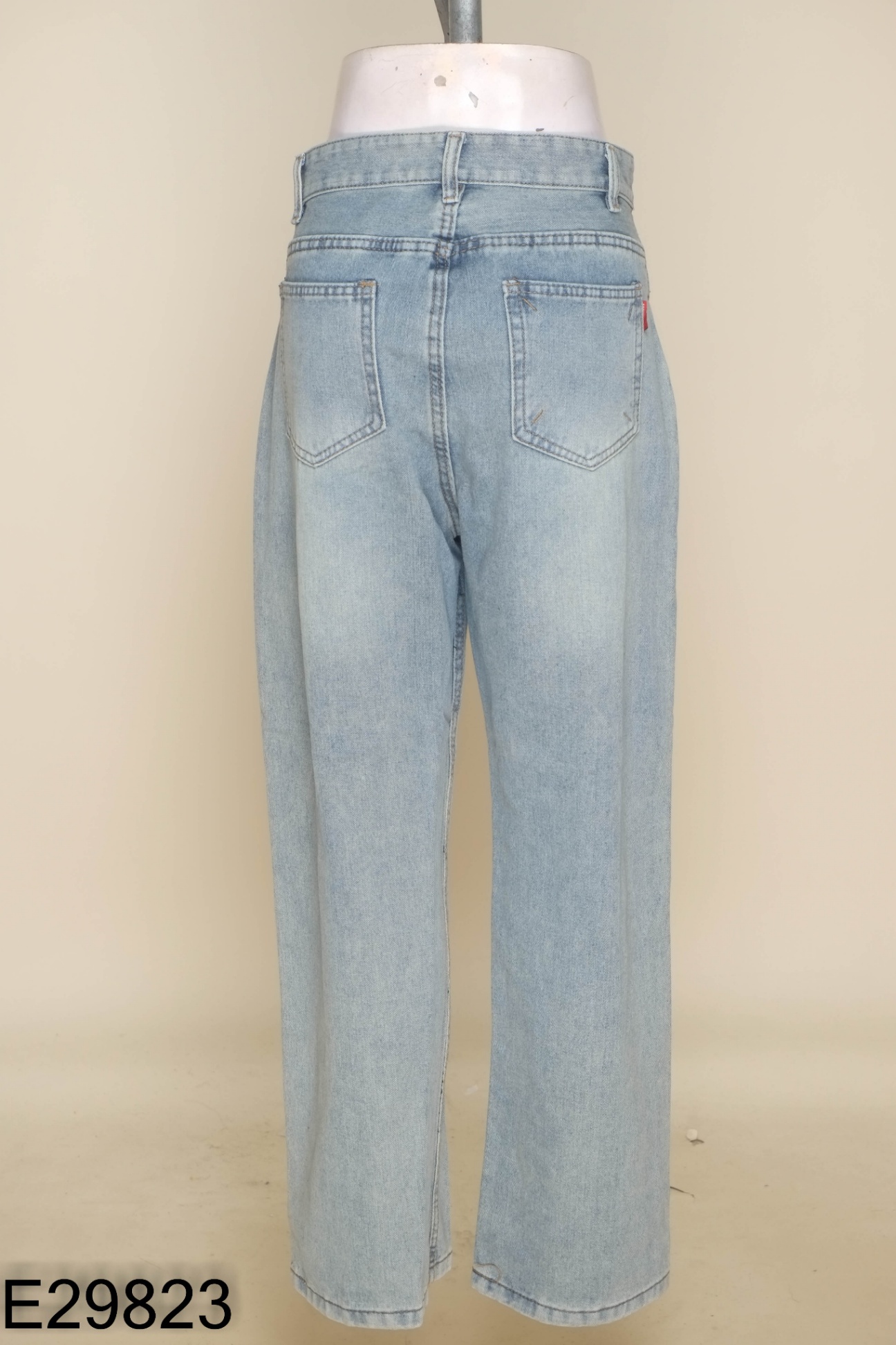 Quần jeans xanh nhạt
