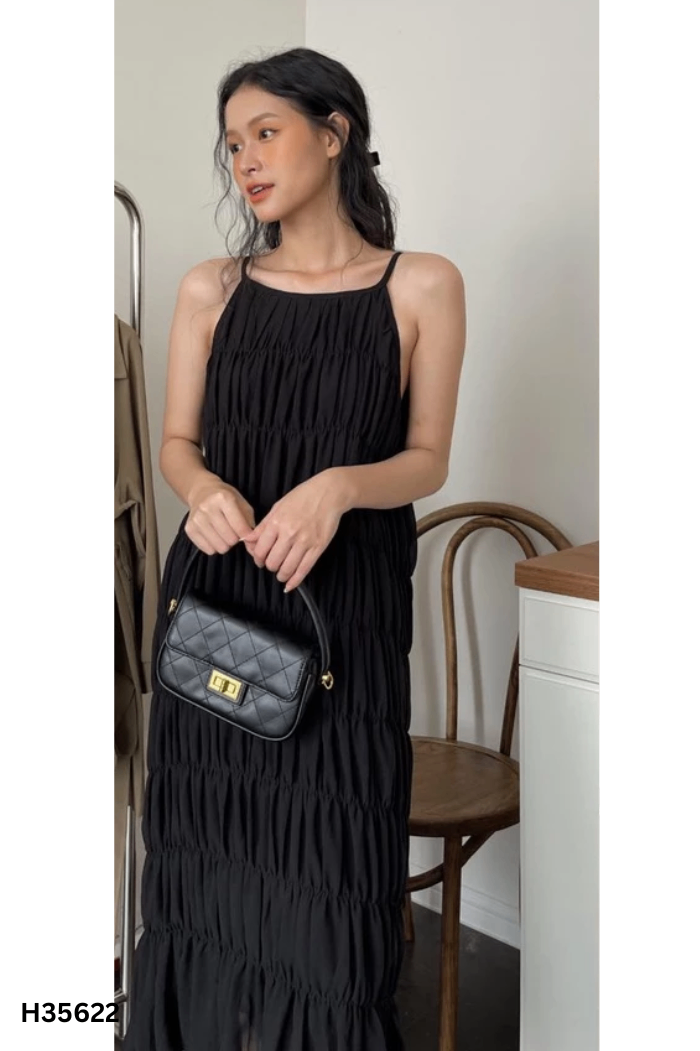 Váy đen cổ yếm