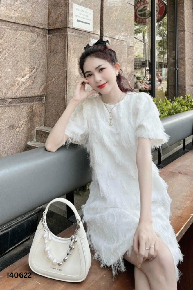 Váy trắng suông phối lông