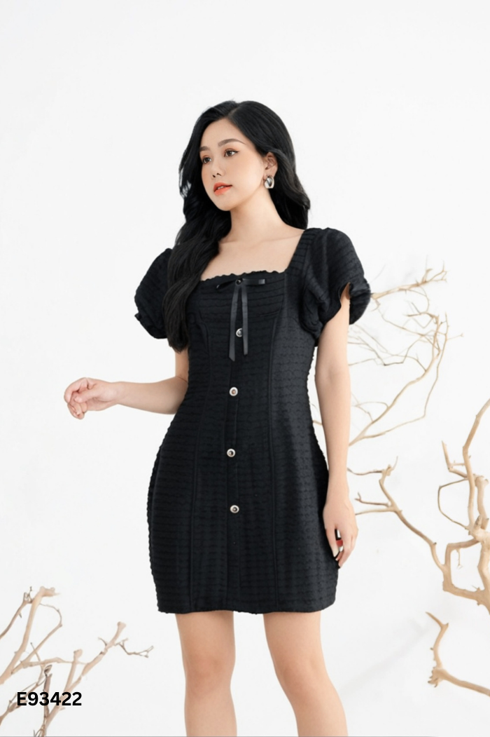 Váy đen cổ vuông đính nơ