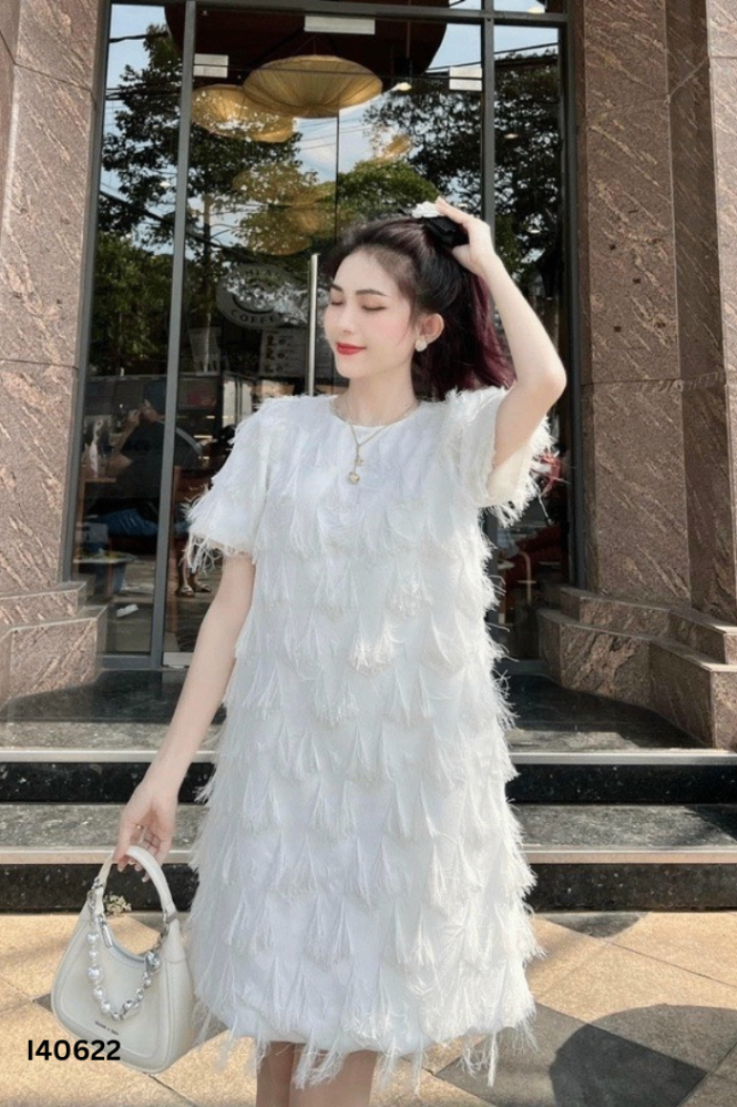 Váy trắng suông phối lông