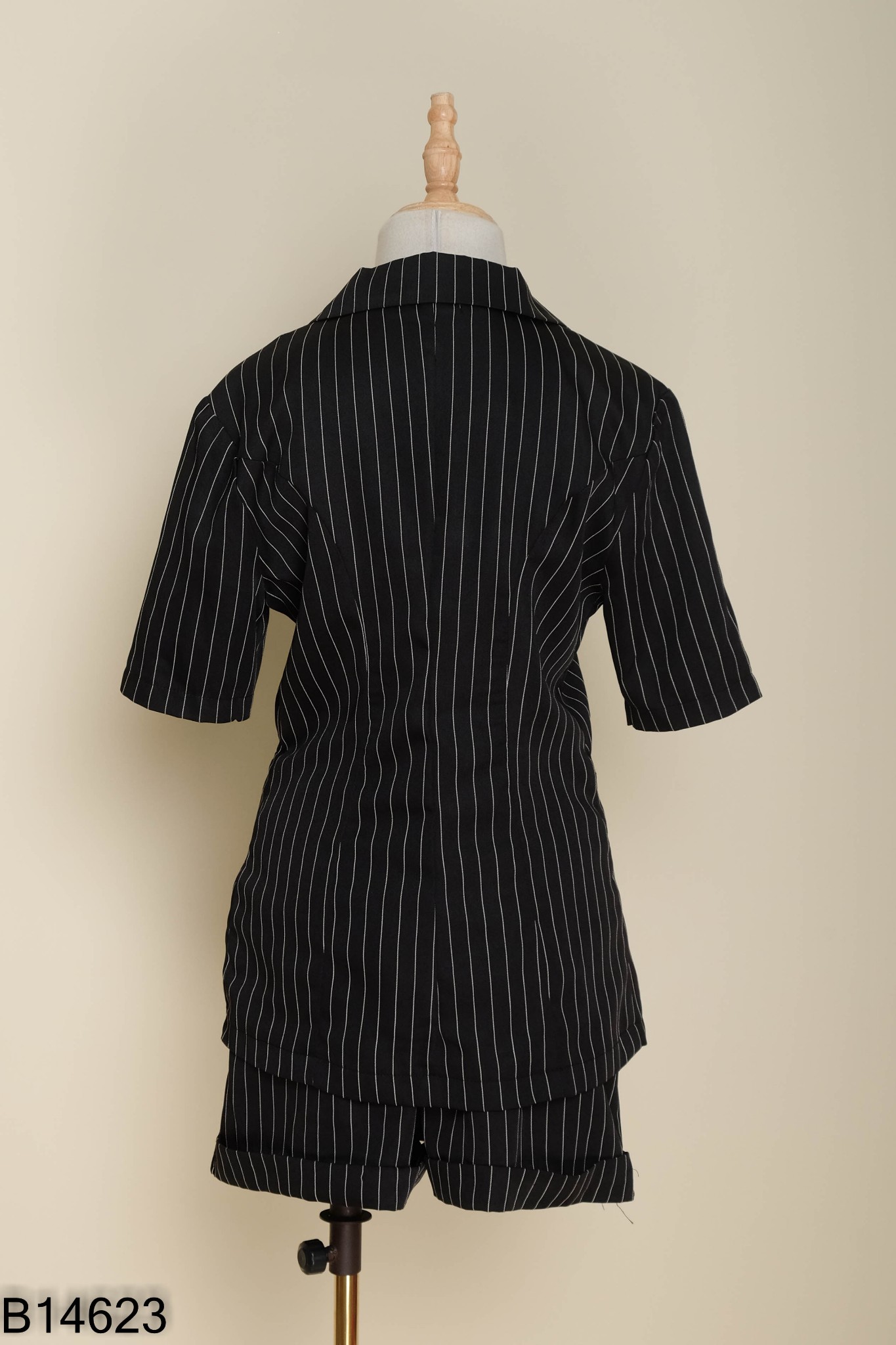SET Blazer đen kẻ trắng + quần short