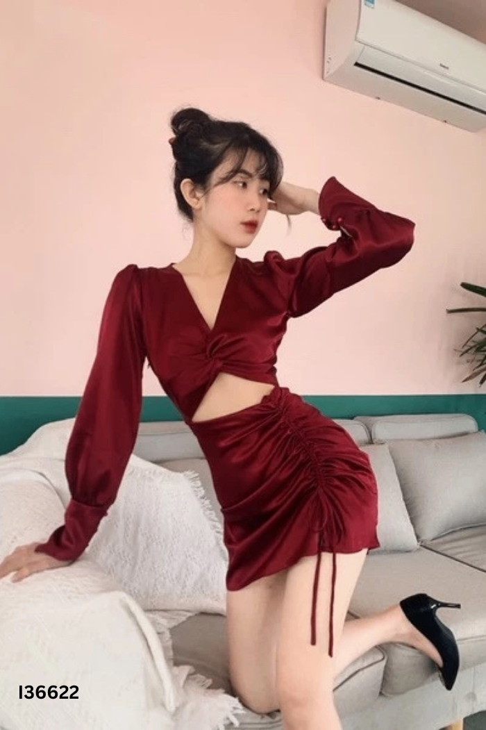 Váy lụa đỏ rượu