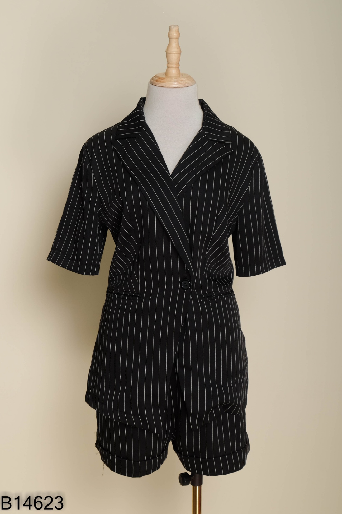 SET Blazer đen kẻ trắng + quần short