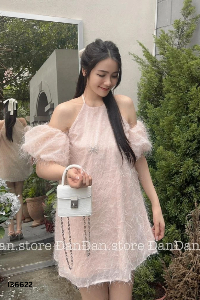 Váy hồng be cổ yếm