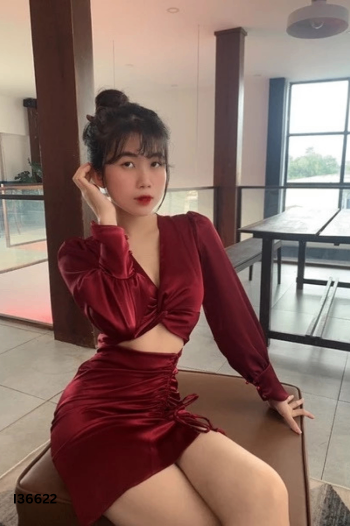 Váy lụa đỏ rượu