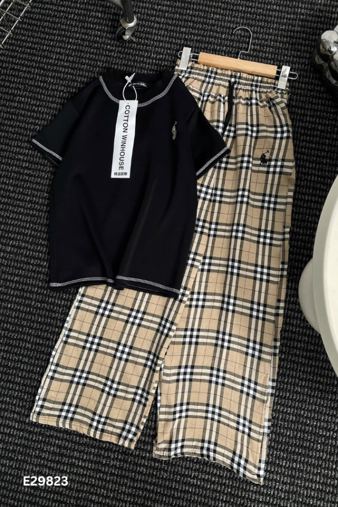 NEWTAG SET Áo thun đen + quần dài nâu kẻ