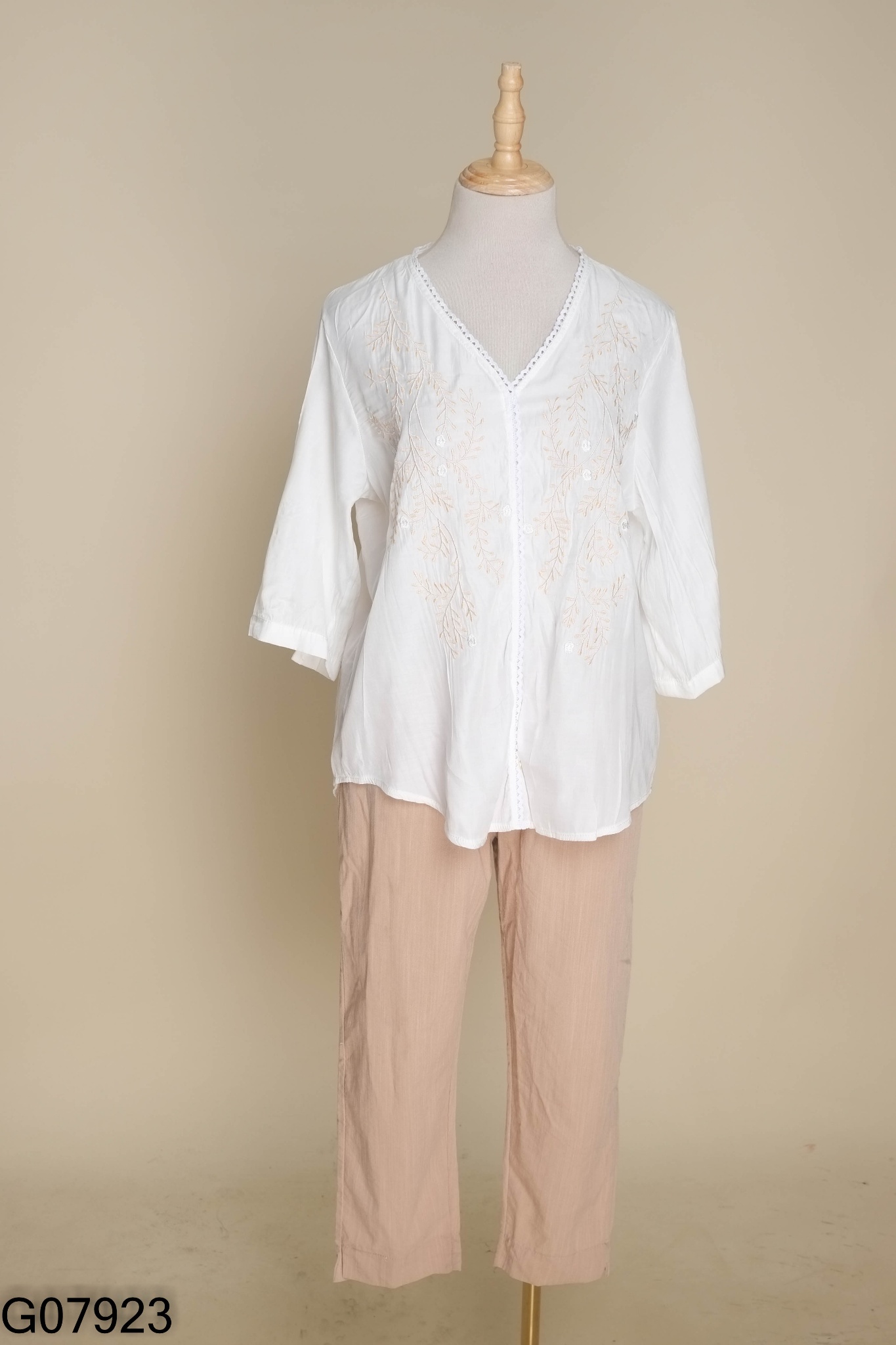 SET Áo trắng thêu + quần be