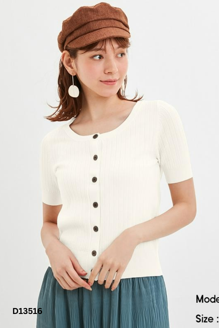 Áo GU trắng phối cúc
