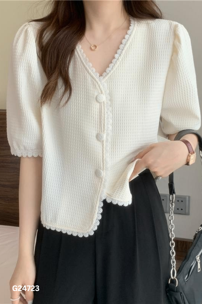 Áo trắng cổ V viền ren