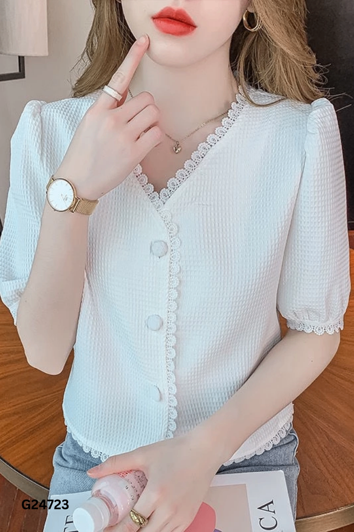 Áo trắng cổ V viền ren