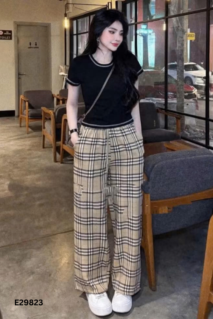 NEWTAG SET Áo thun đen + quần dài nâu kẻ