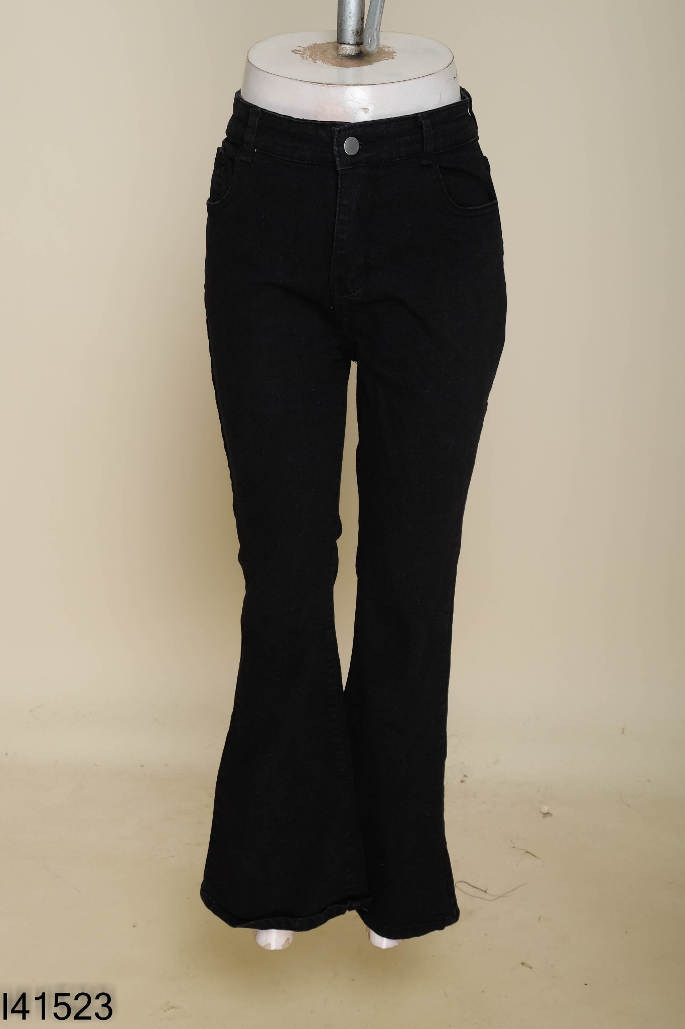Quần jeans đen dáng loe