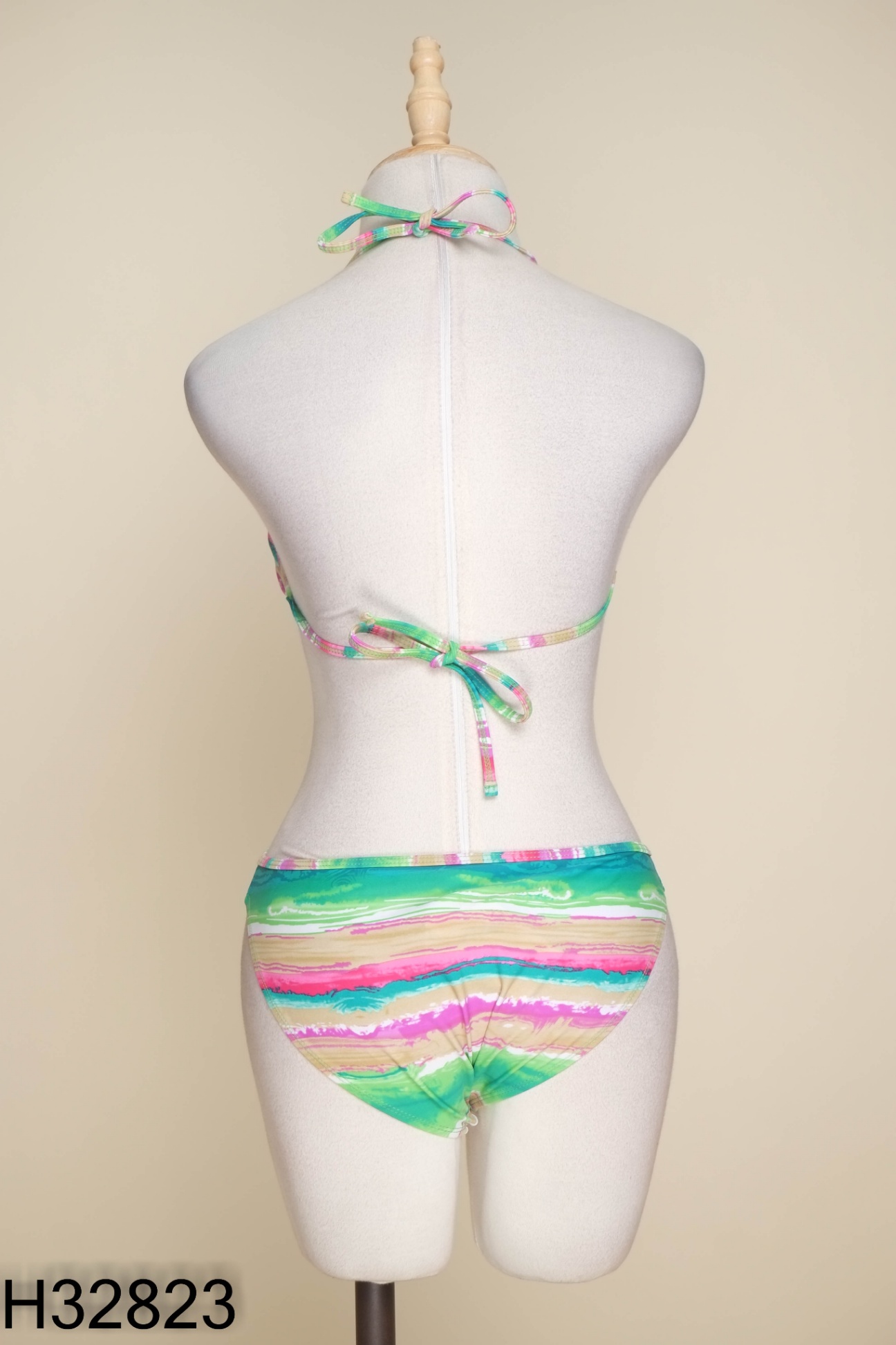 Bikini xanh họa tiết tím hồng