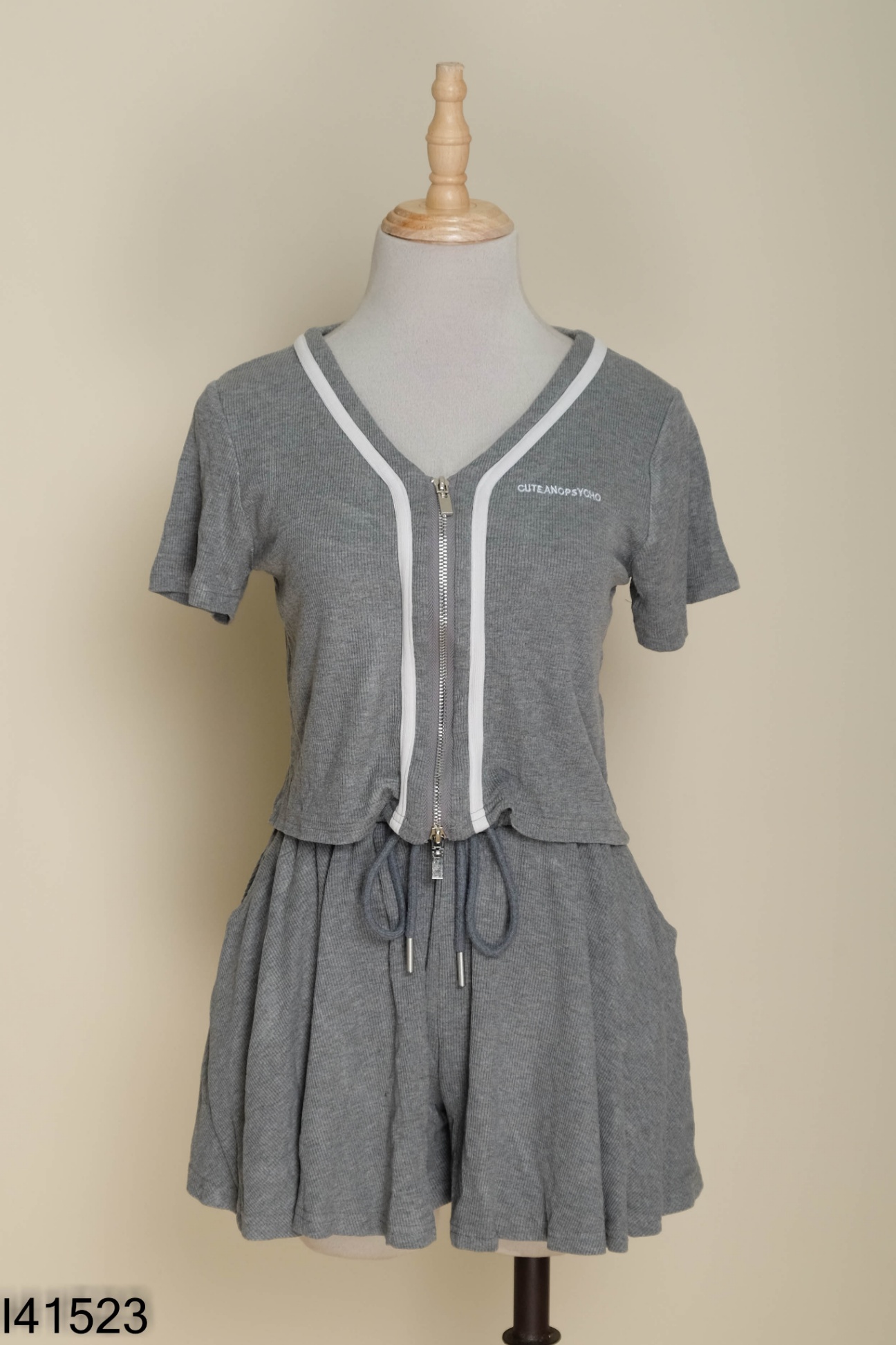 Set Áo xám viền trắng + quần shorts