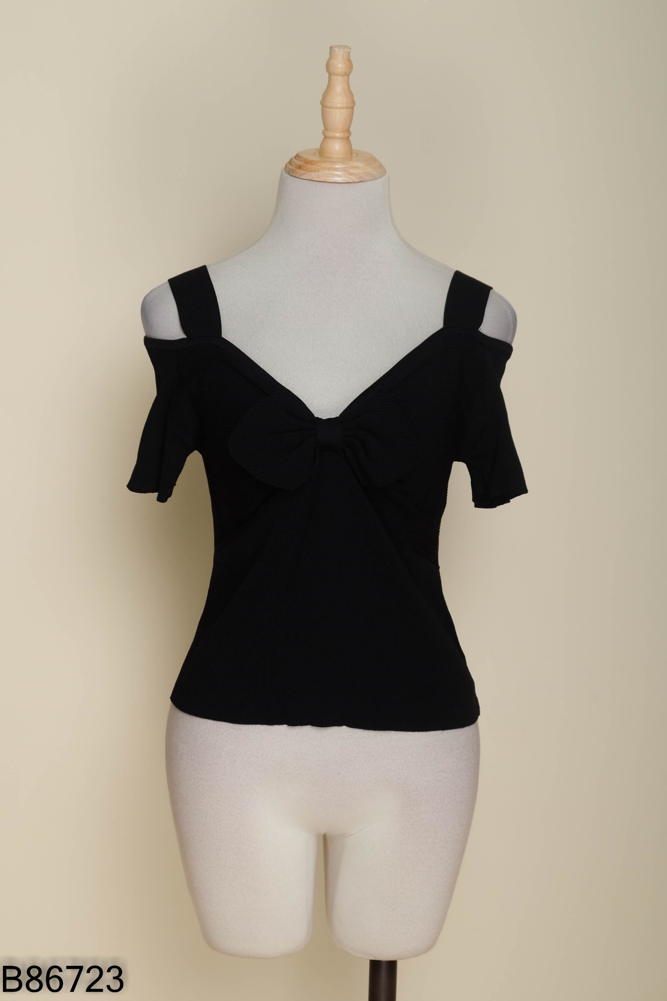 Áo đen BLUMARINE nơ ngực