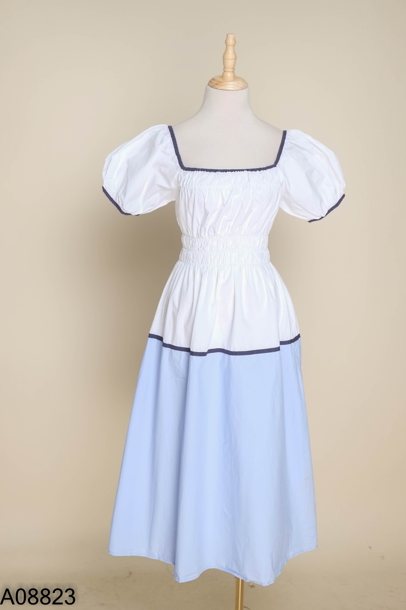 Váy trắng phối xanh