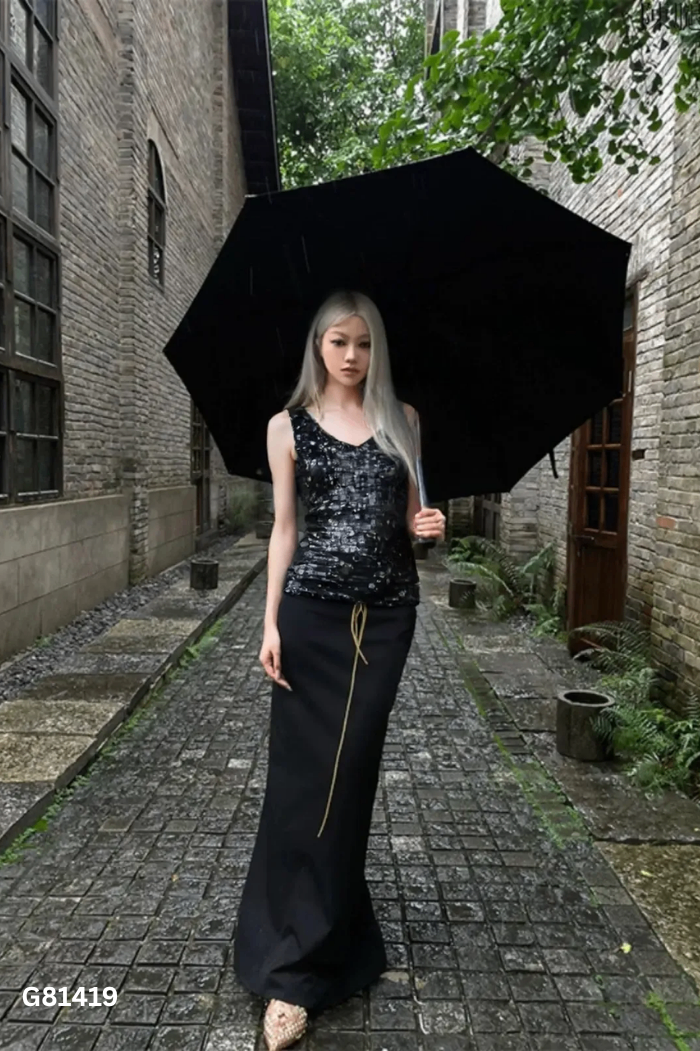 Áo đen đính hạt lấp lánh