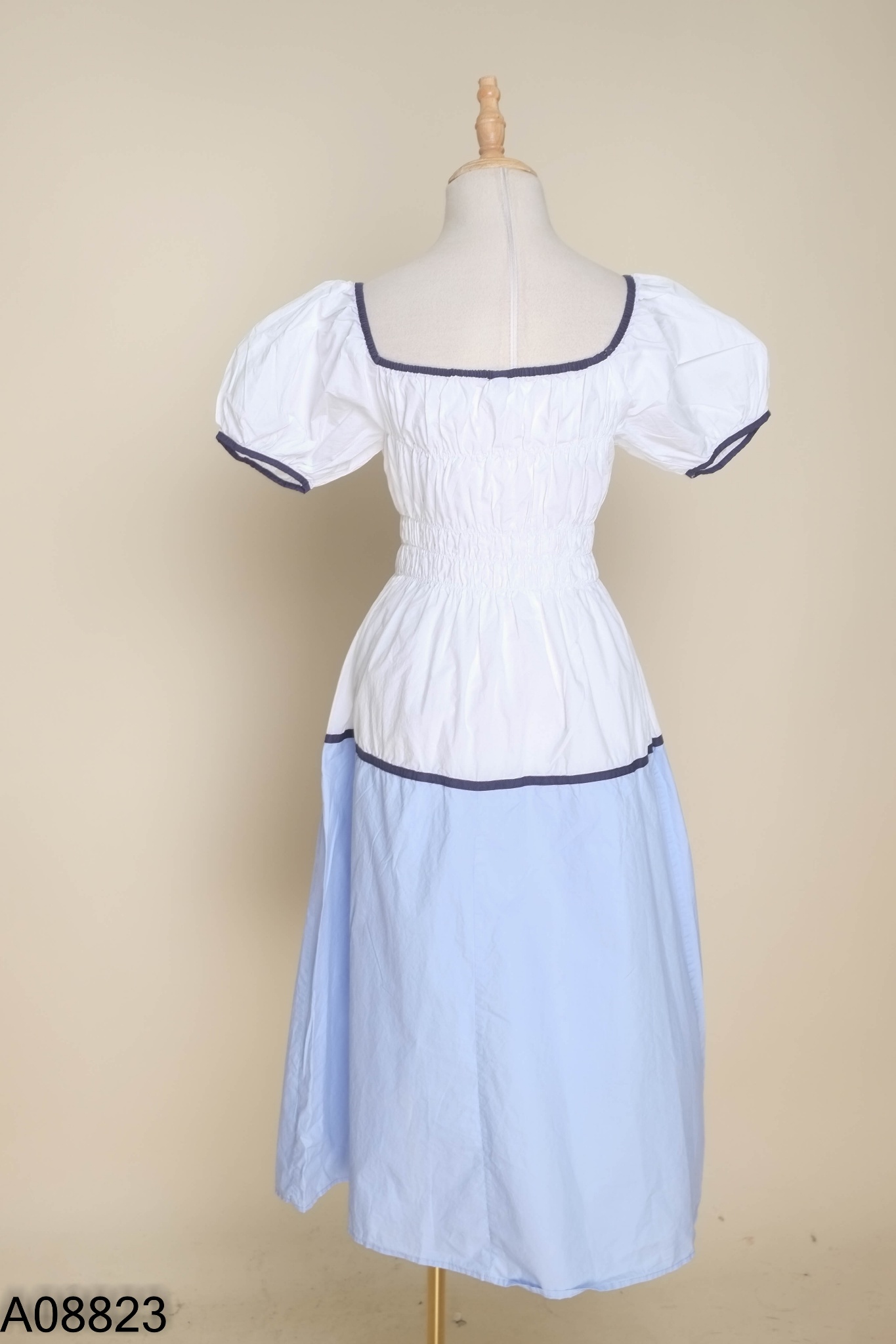 Váy trắng phối xanh
