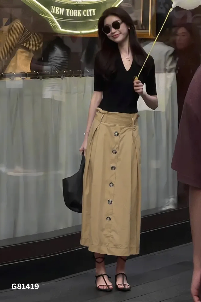 Chân váy nâu phối khuy