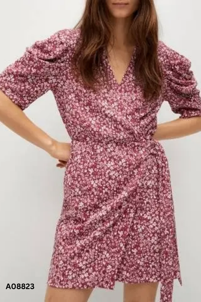 Váy hồng đỏ họa tiết trắng