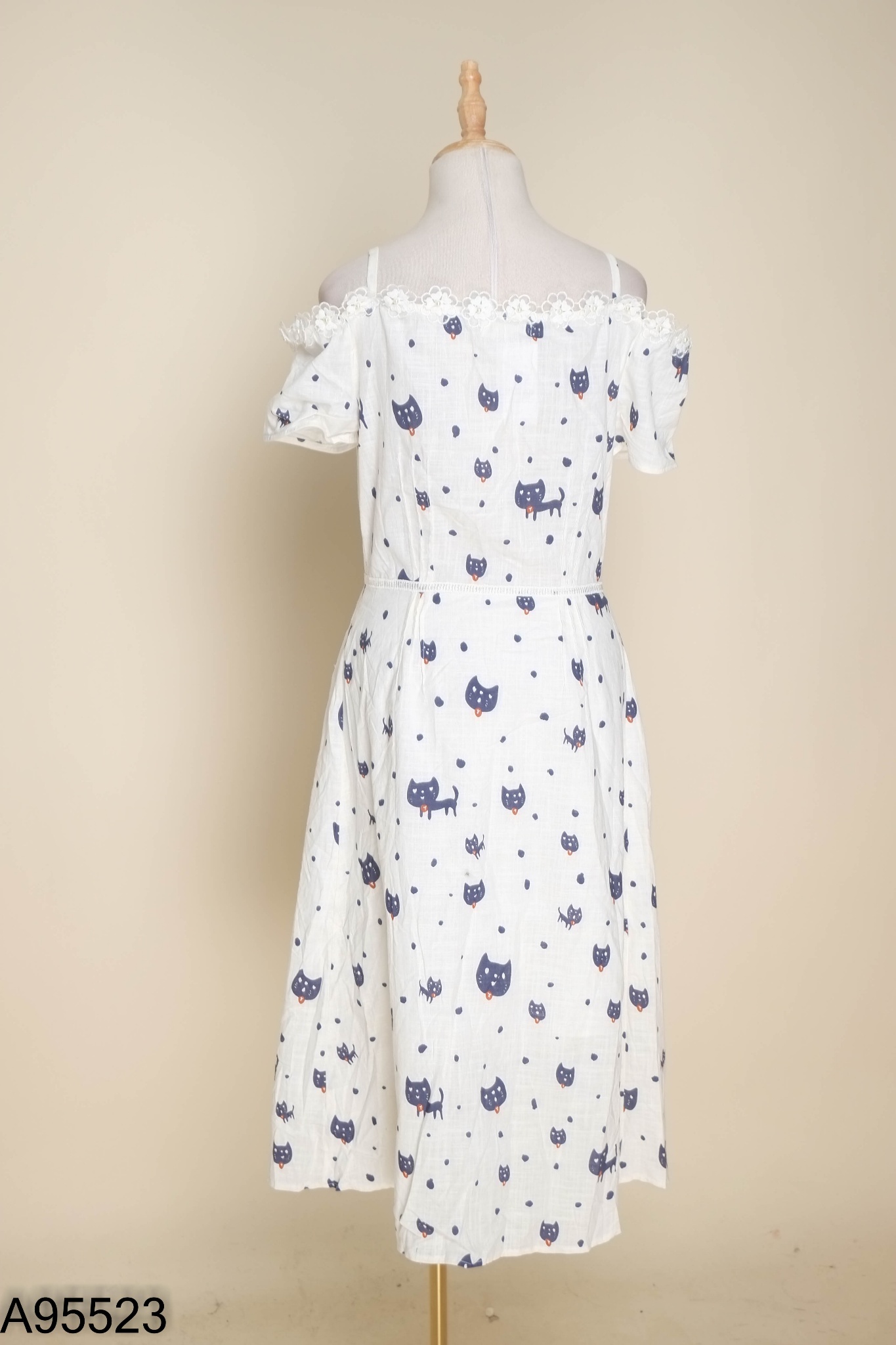Váy CATI CLOTHING trắng họa tiết mèo xanh