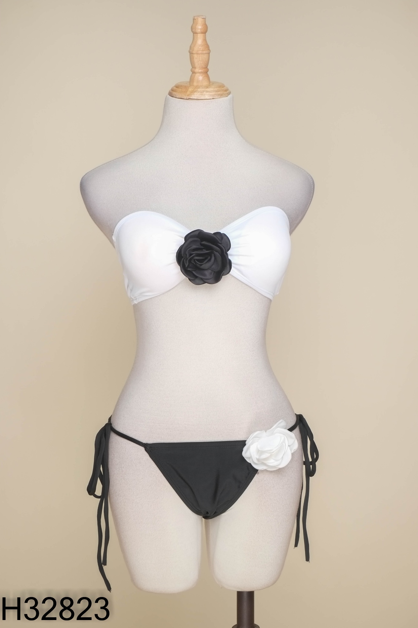 SET Bikini trắng phối đen đính hoa