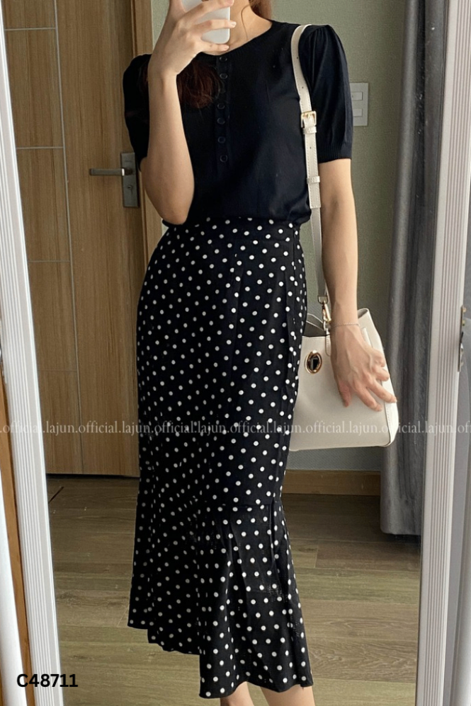 Chân váy đen chấm bi trắng