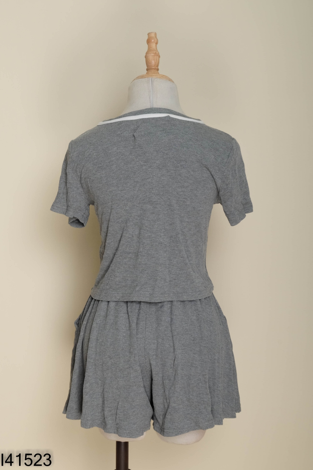 Set Áo xám viền trắng + quần shorts