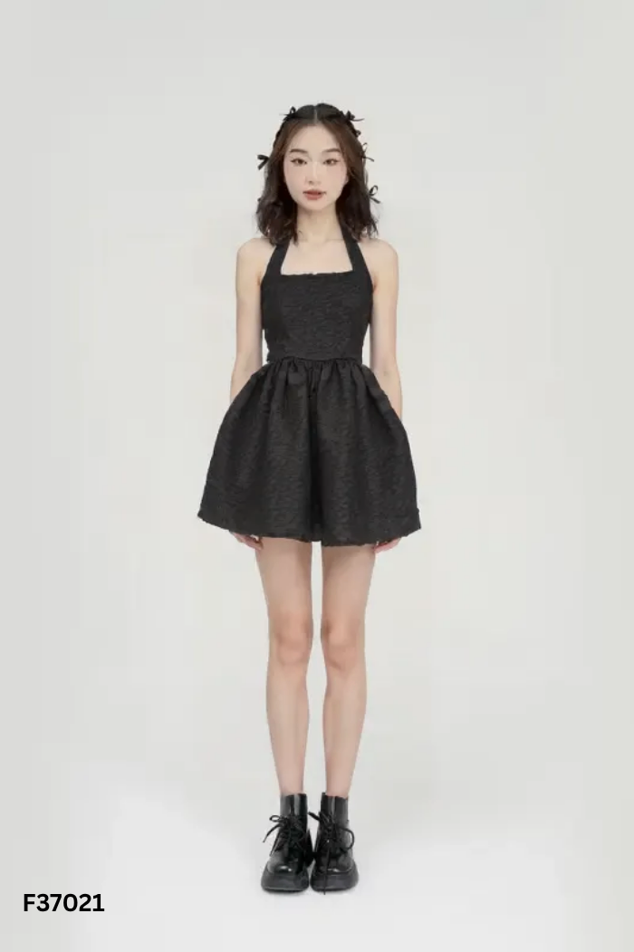 Váy đen phối họa tiết