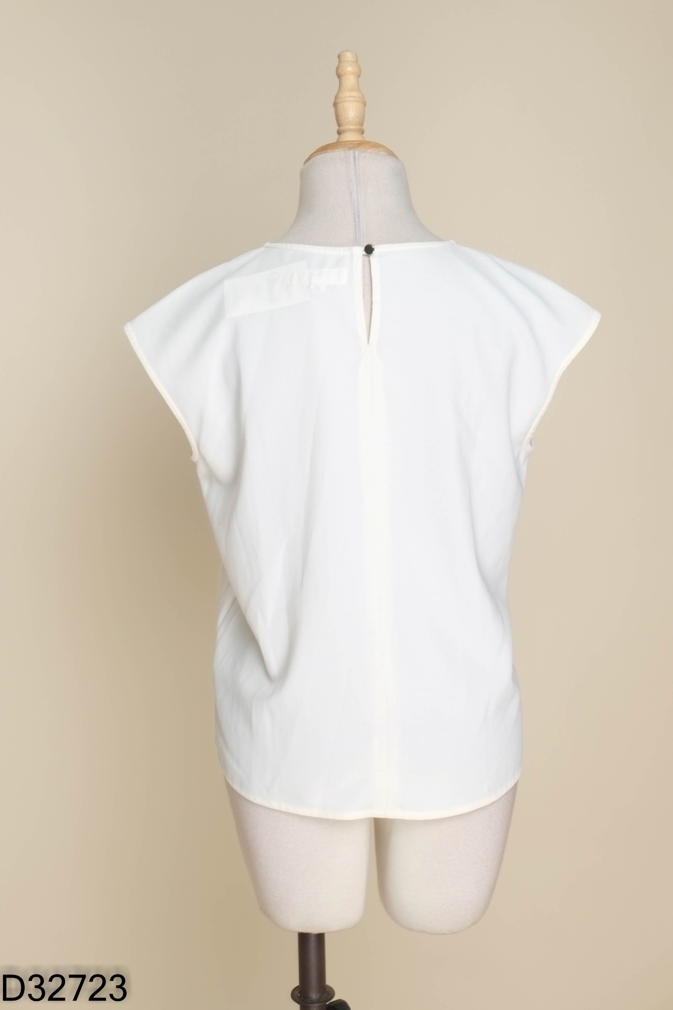 Áo trắng IVY MODA thêu họa tiết