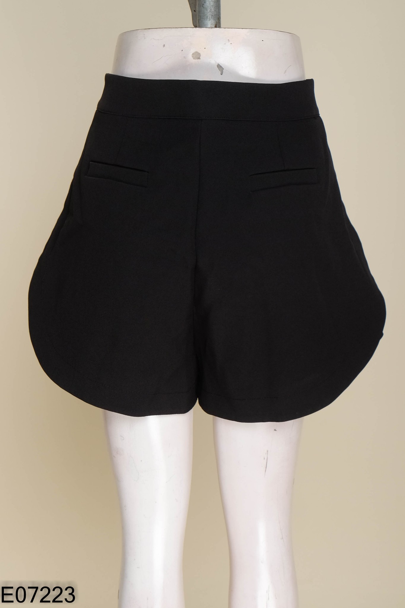 Quần shorts đen giả túi