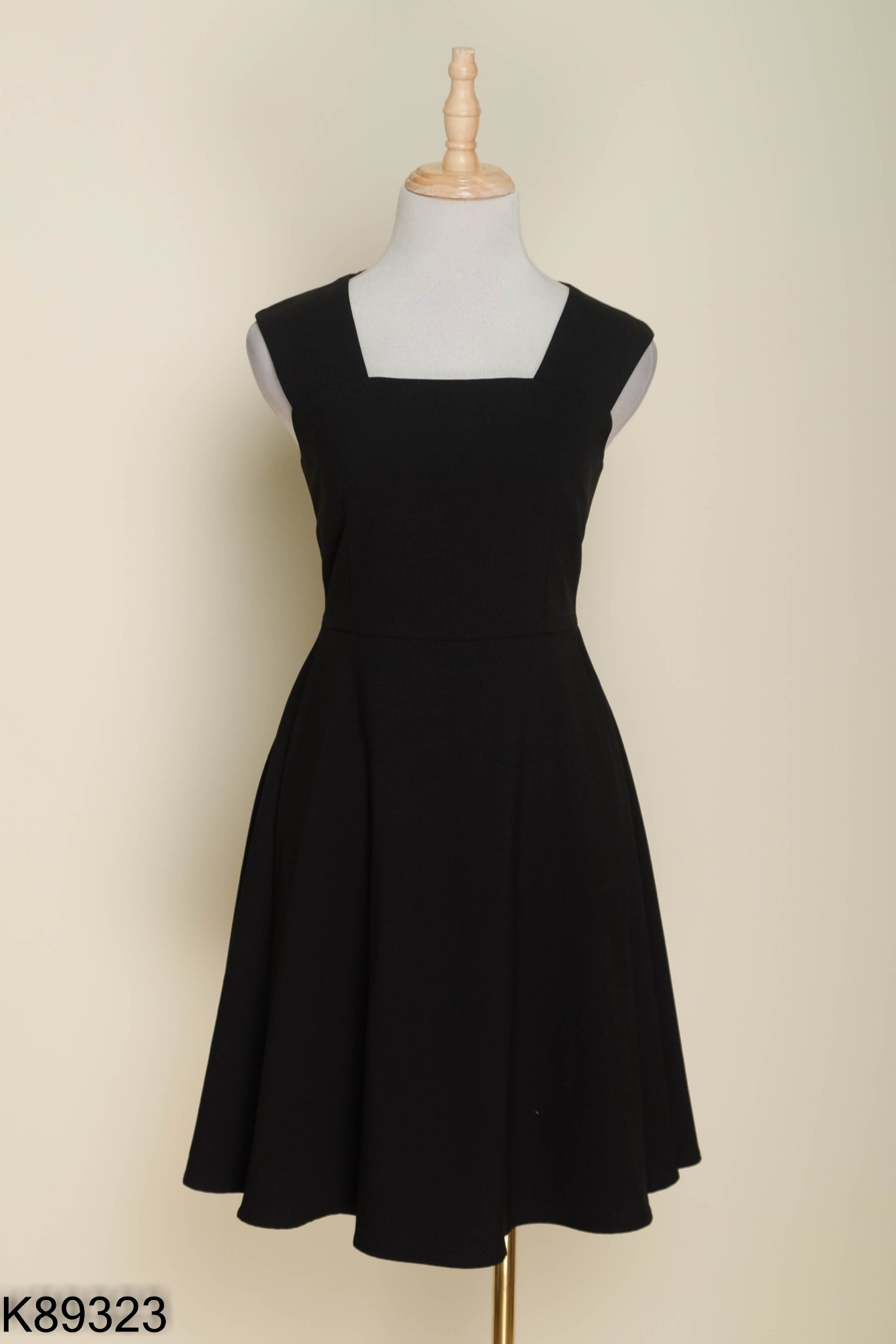 Váy đen 92 WEAR cổ vuông