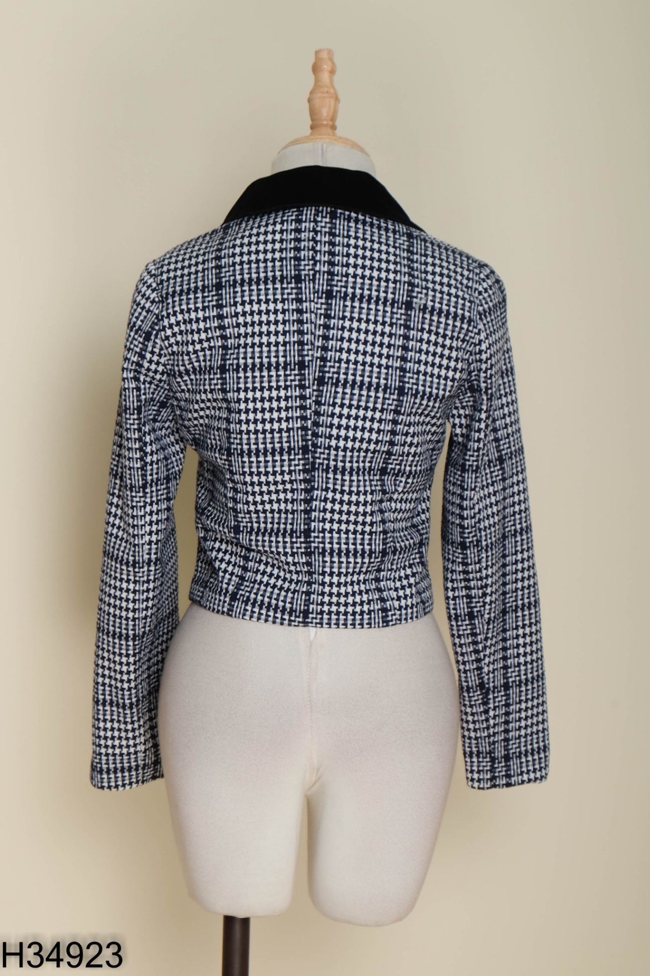 Áo đen trắng DVC họa tiết cổ vest