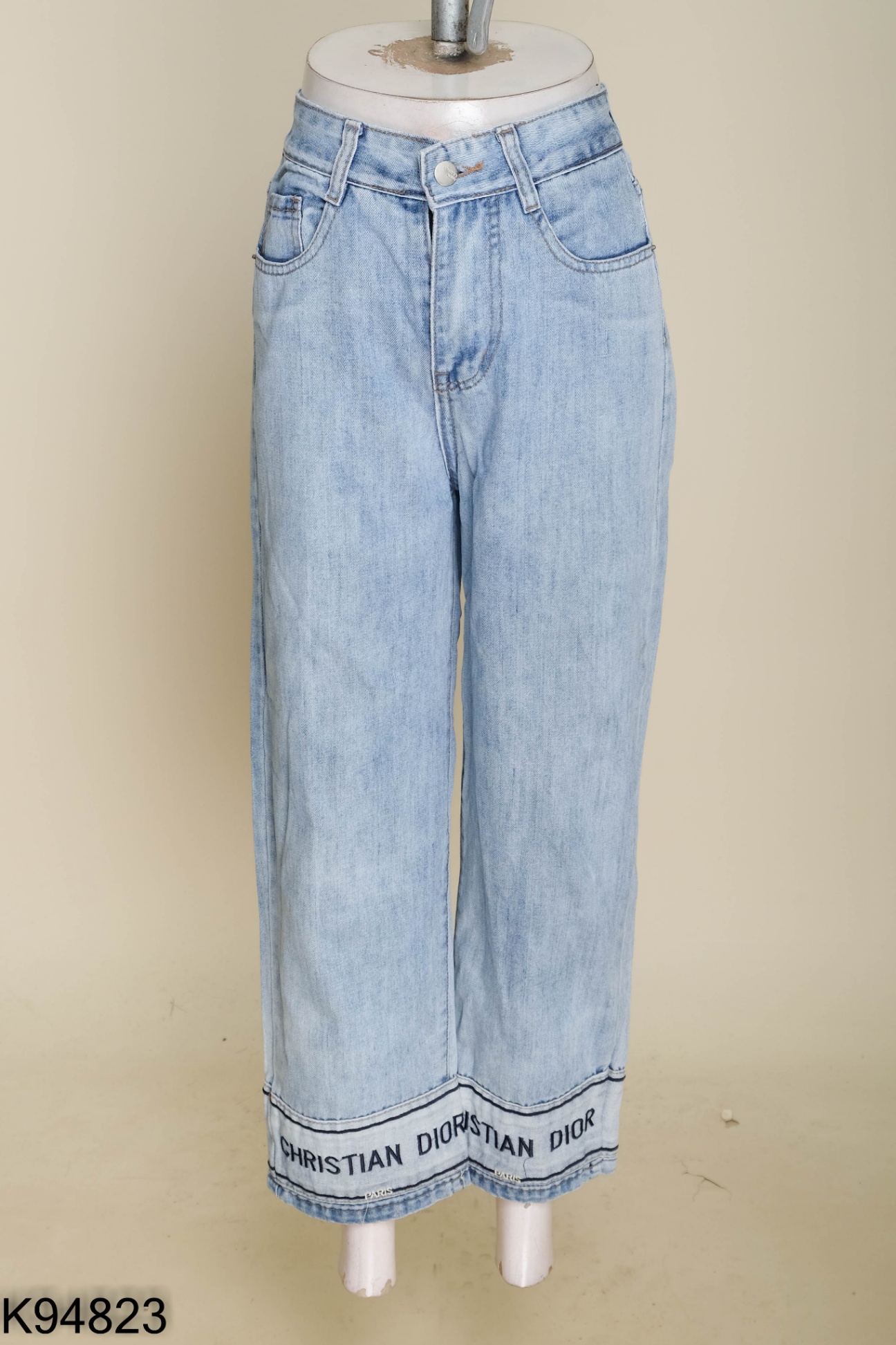 Quần jeans xanh thêu chữ (có vết bẩn nhỏ)