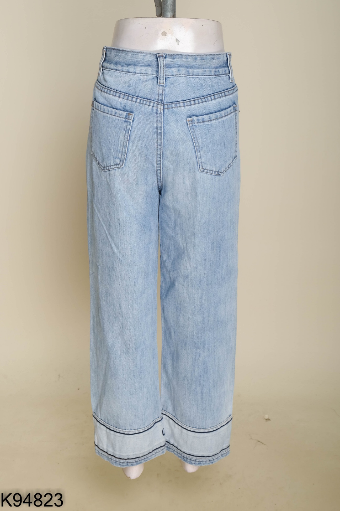 Quần jeans xanh thêu chữ (có vết bẩn nhỏ)