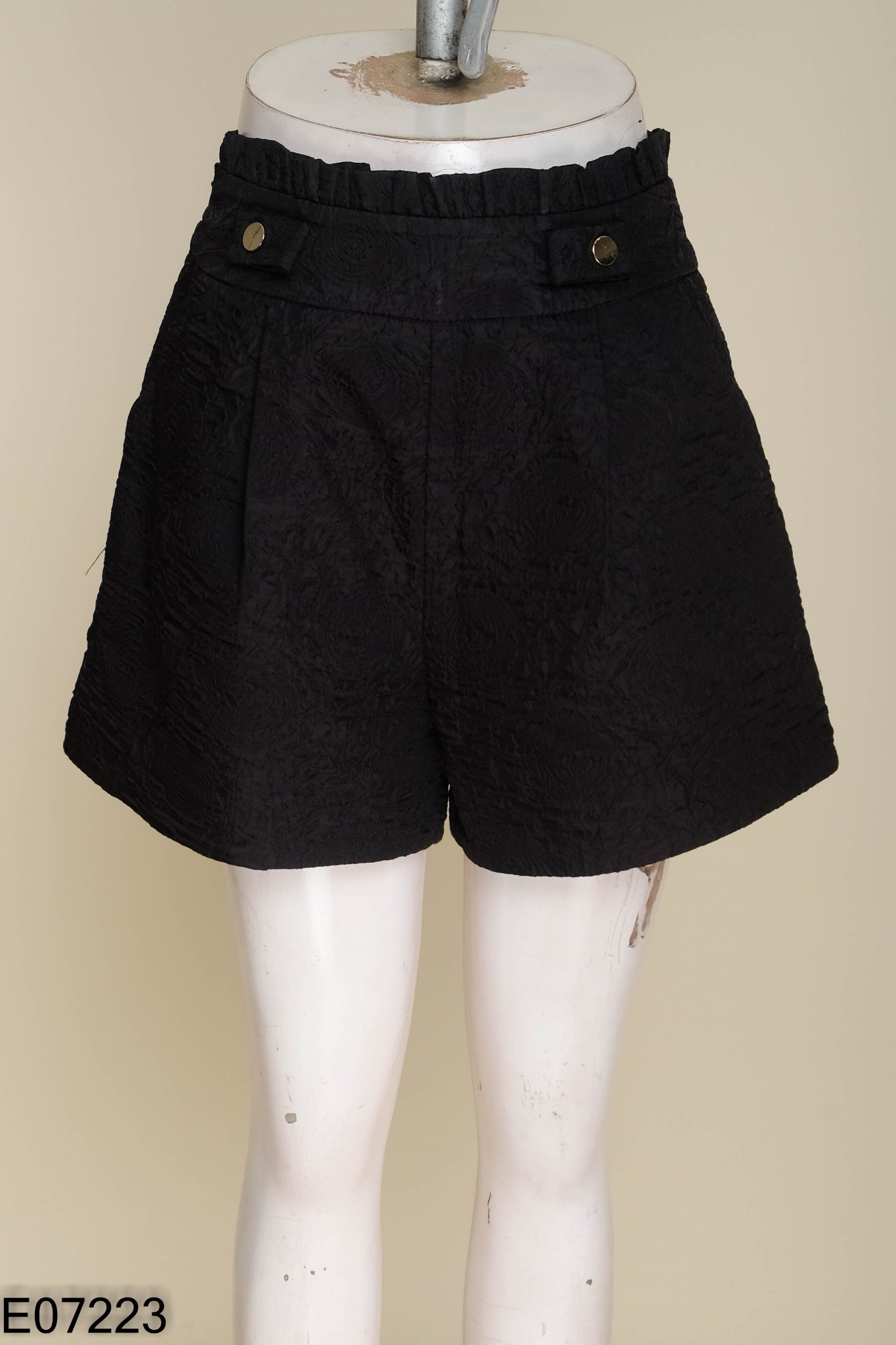 Quần shorts đen vân cạp bèo