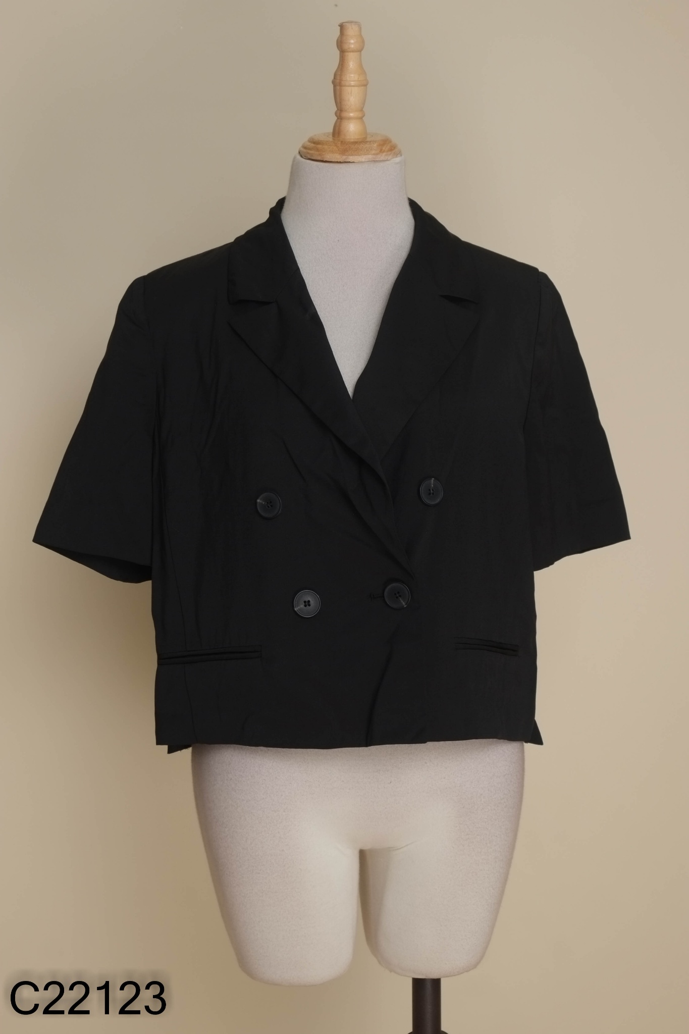 Áo đen cổ vest