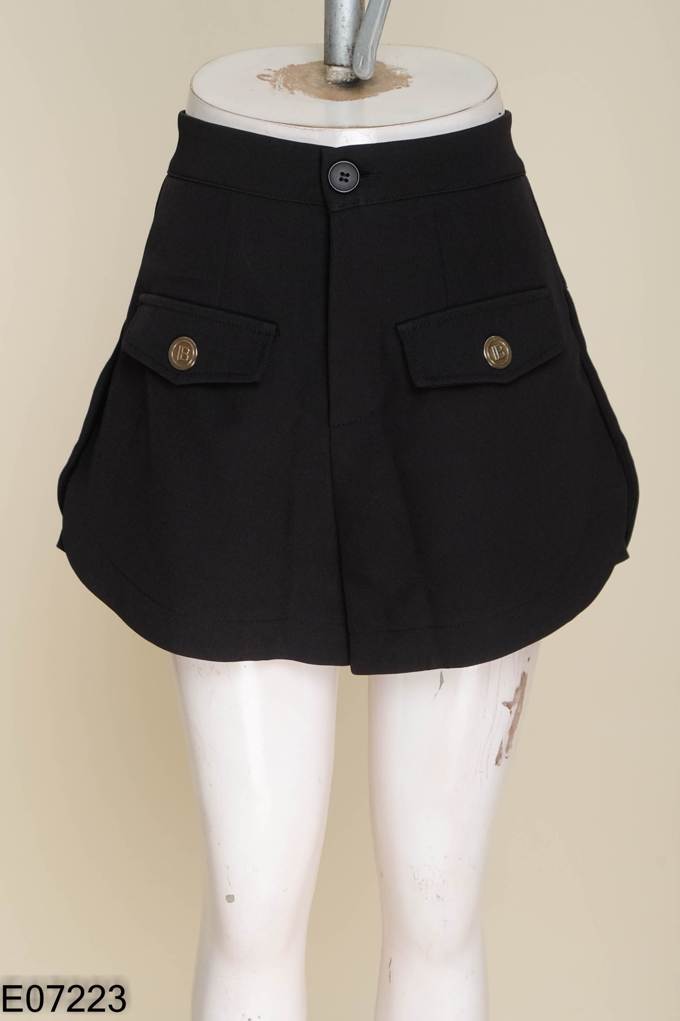 Quần shorts đen giả túi