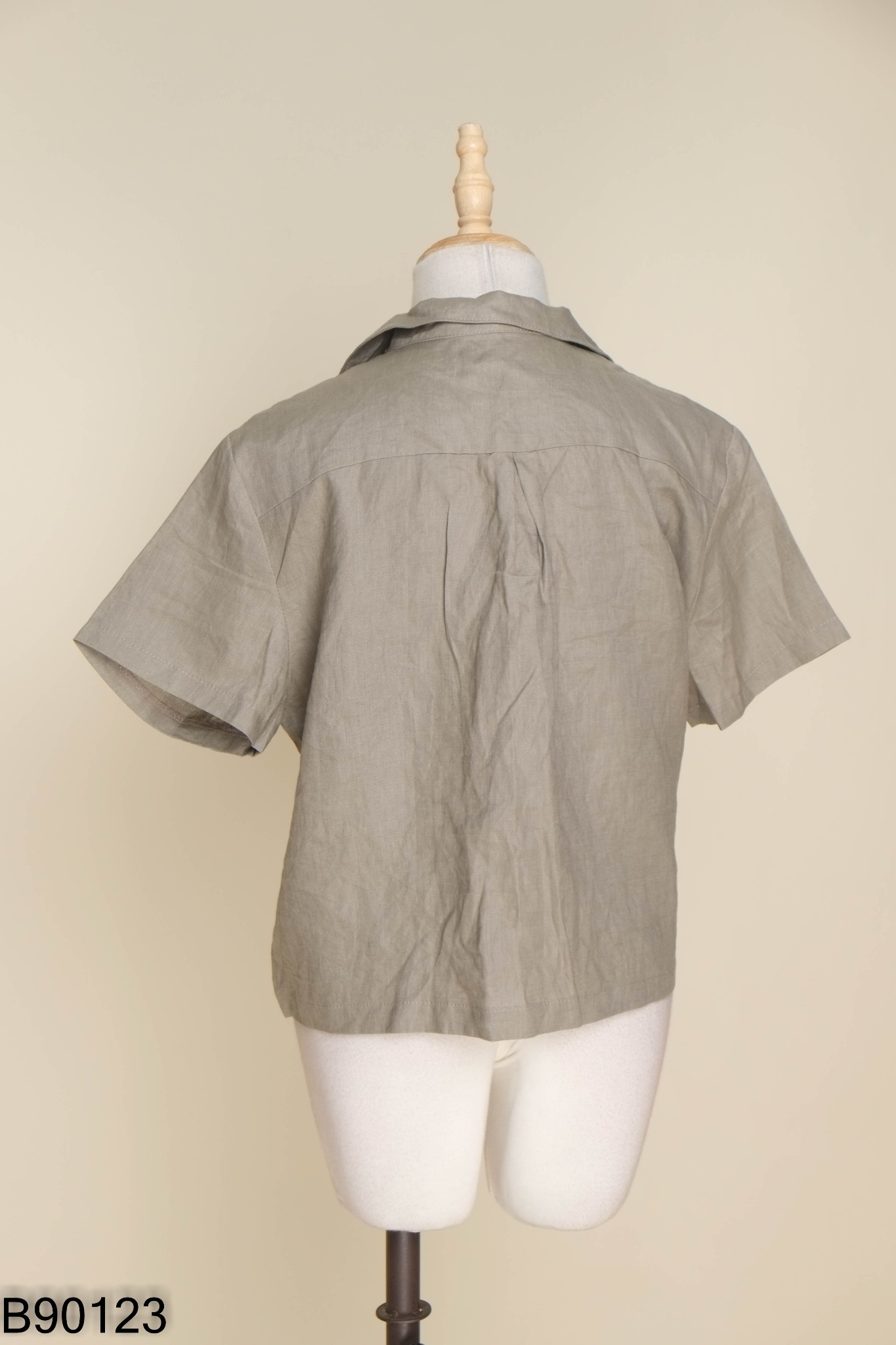 Áo linen ghi be cúc gỗ